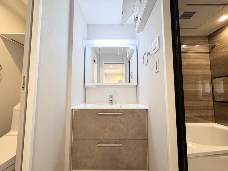 その他 清潔感を感じられる洗面化粧台。