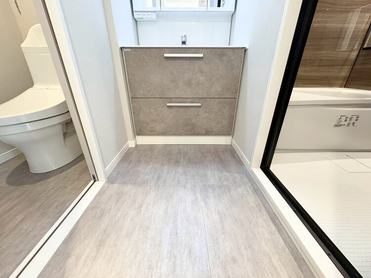 その他 十分な広さの脱衣所。