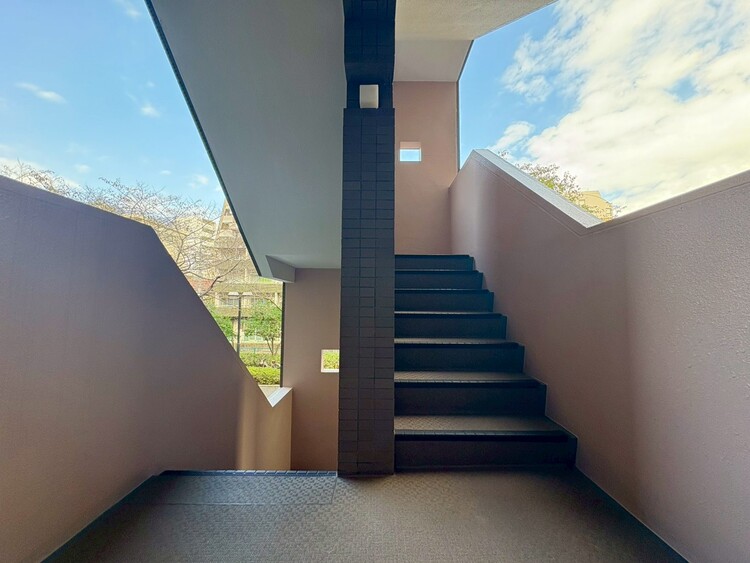 その他 共用部の階段です。明るく清潔に管理されています。