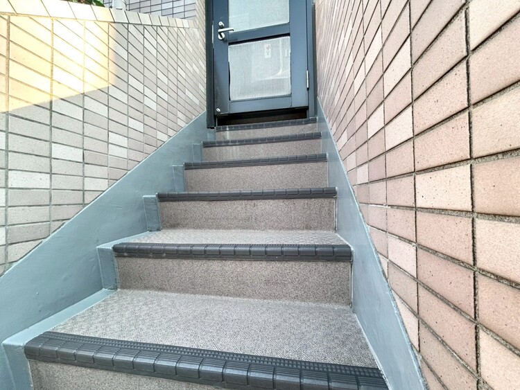 その他 共用部の階段です。明るく清潔に管理されています。