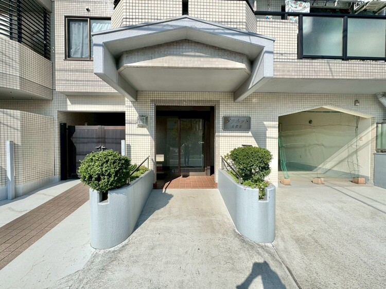 その他 上質感漂う玄関アプローチです。