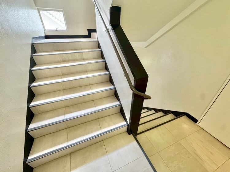 その他 共用部の階段です。明るく清潔に管理されています。