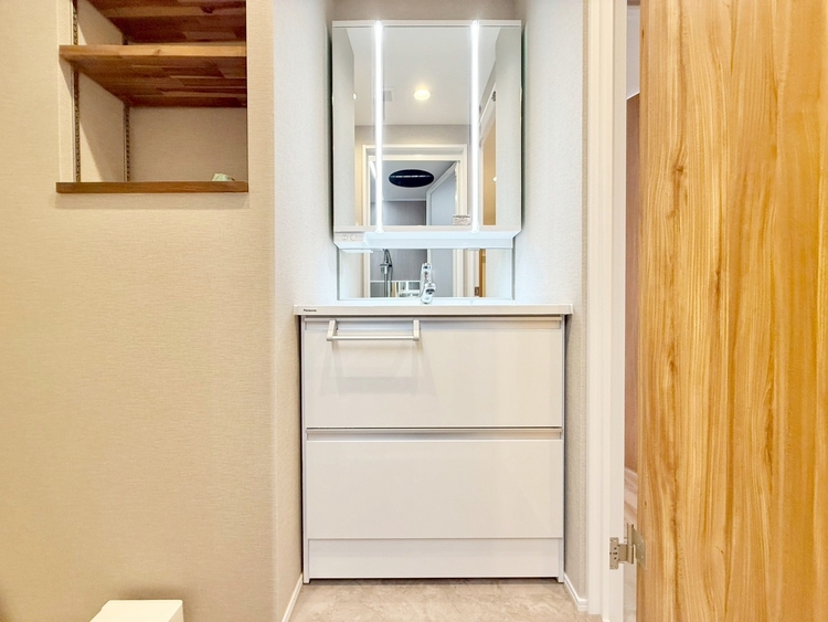 その他 清潔感を感じられる洗面化粧台。