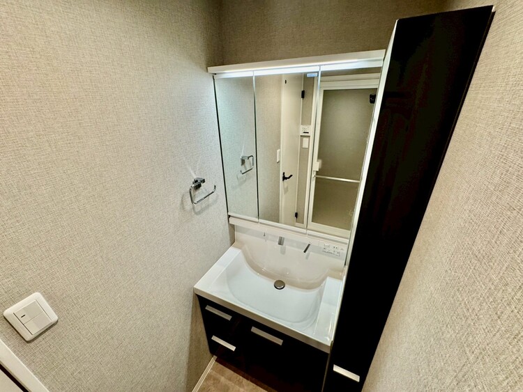 その他 清潔感を感じられる洗面化粧台。