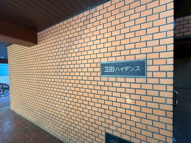 その他 スタイリッシュなエンブレム。お洒落なマンションは入り口から。