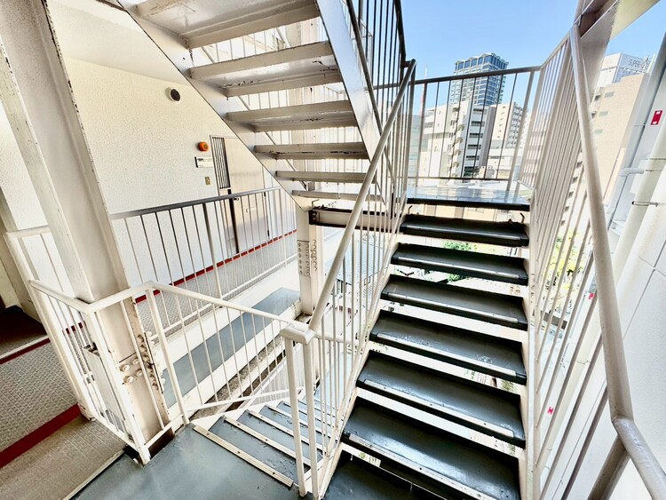 その他 共用部の階段です。明るく清潔に管理されています。