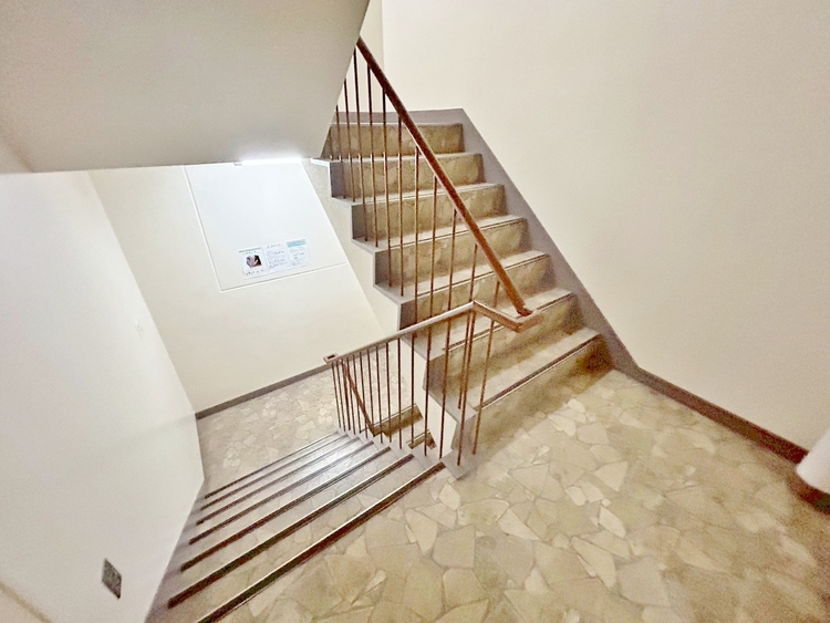 その他 共用部の階段です。明るく清潔に管理されています。