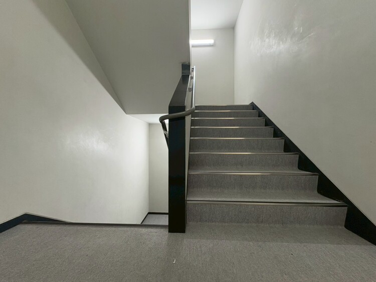 その他 共用部の階段です。明るく清潔に管理されています。