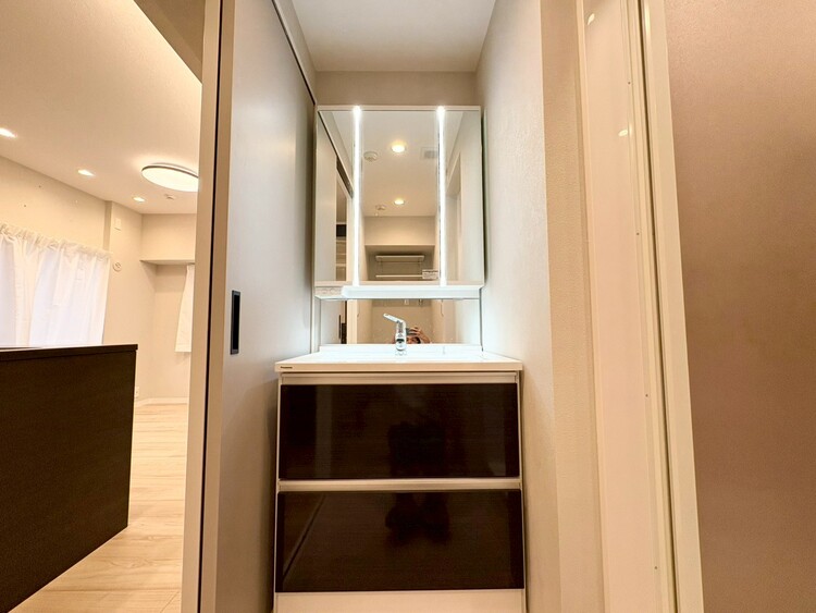 その他 清潔感を感じられる洗面化粧台。