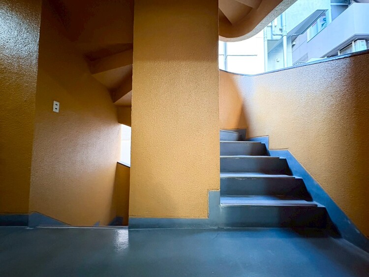 その他 共用部の階段です。明るく清潔に管理されています。