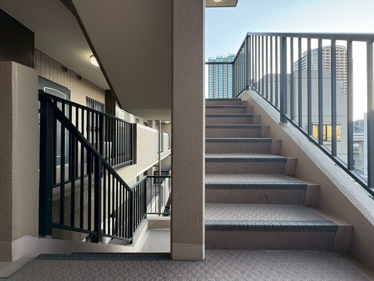 その他 共用部の階段です。明るく清潔に管理されています。