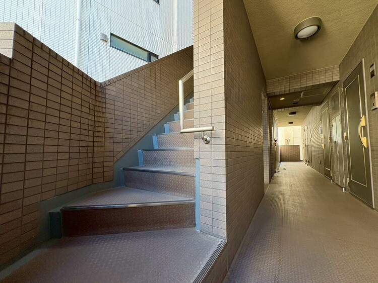 その他 共用部の階段です。明るく清潔に管理されています。