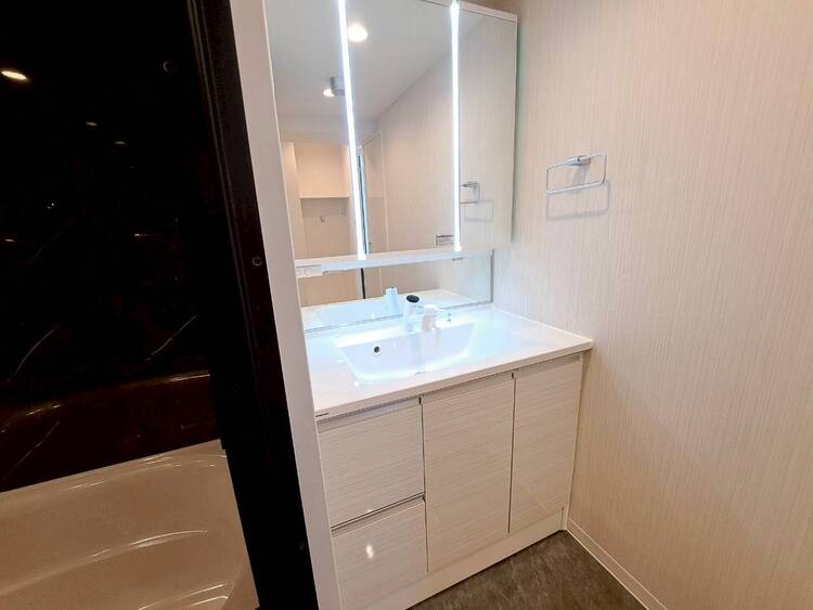 その他 清潔感を感じられる洗面化粧台。