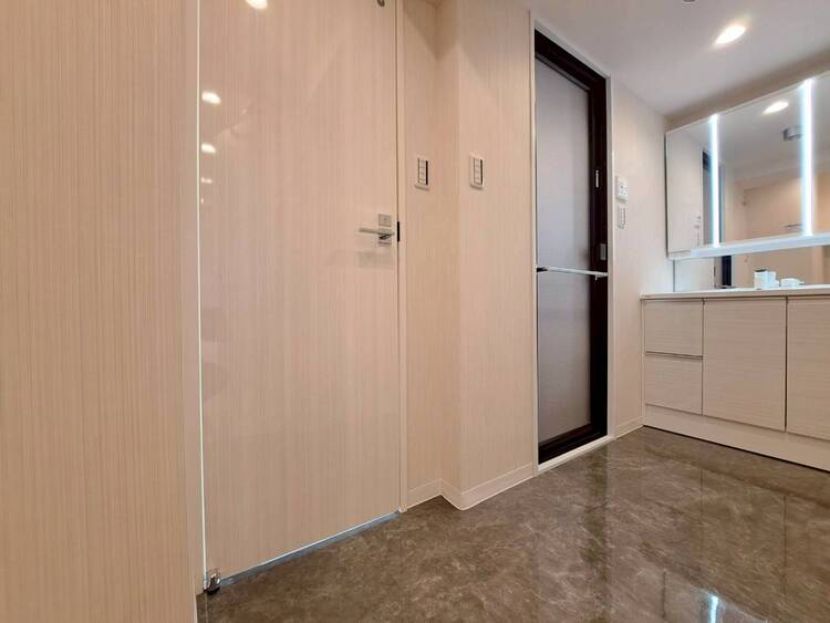 その他 十分な広さの脱衣所。