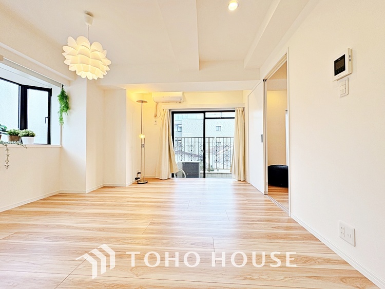 内装 忙しい朝でも、しっかり家族が揃って食事をして頂けるゆとりある大きさのダイニングスペース。リビングと和室の続き間は急な来客時になど使い勝手が良いです。実際の空間を体感してみて下さい！