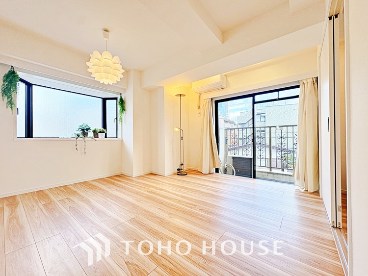 内装 【living】居心地のいい暮らしには欠かせない眩い採光。ゆったりとした幅の窓からこの空間に降り注ぐ採光が絶えない。明るいリビングこそ居心地のいい暮らしが待っているのだと思う。