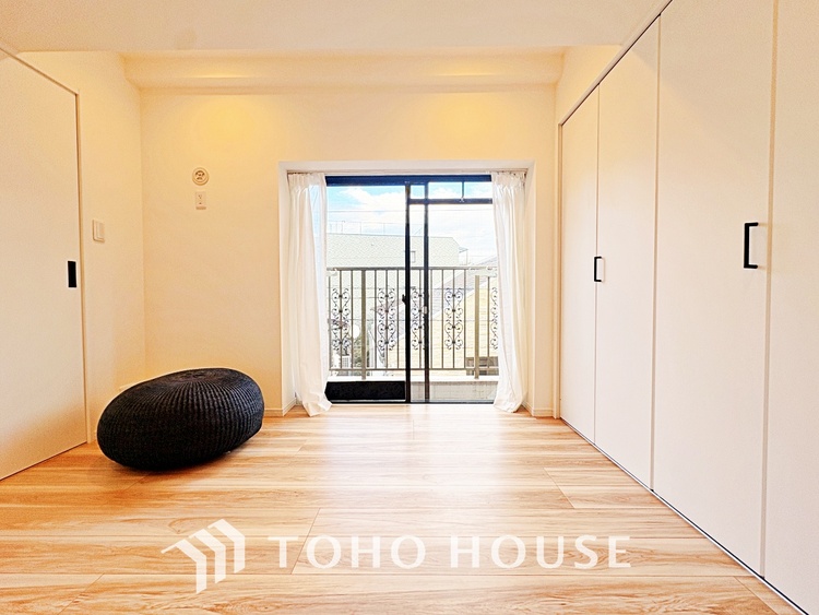 内装 風の通り道。舞い込んでくる風が優しく躍り、室内に爽やかな空気を運んでくる。そこに季節の息吹を感じて、いまがどんな季節なのかを実感する。