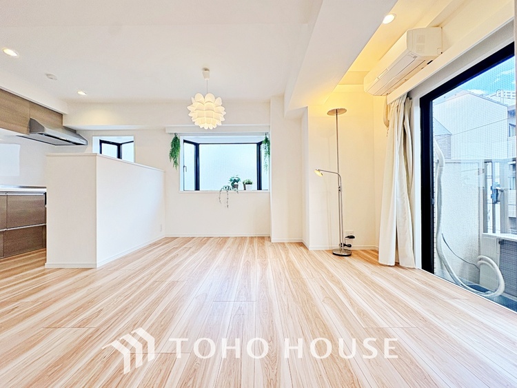 内装 叶えたかったのは落ち着きのあるナチュラルな風合い、そして開放感があるリビング。優雅な気分に浸れる幸せな時間を家族が自然と集まりたくなるこの空間で。