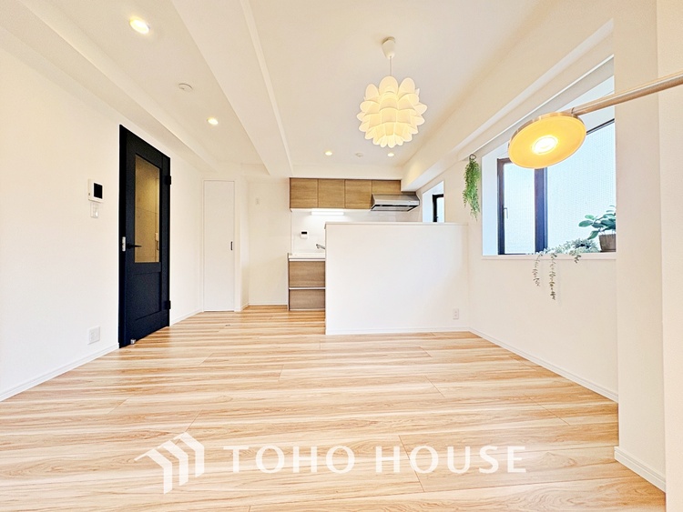 内装 ◆サンサンと◆差し込む太陽の光がこのリビングに笑いをもたらす。ソファの上のクッションがポカポカした暖気にぬくぬくと微睡んでいる。