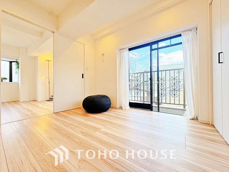 内装 使いやすく、明るい洋室に仕上がります。子供部屋や趣味のお部屋にご利用できます。ご自身で家具などを配置し、素敵な空間を創り上げられます。