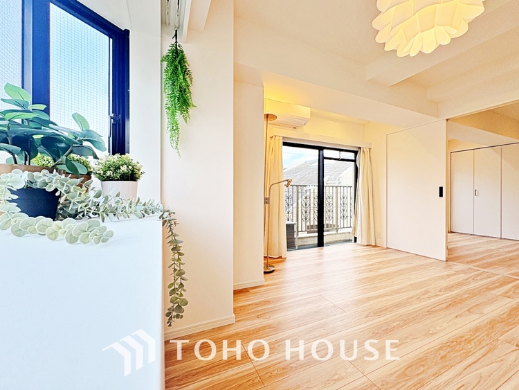 内装 ◆瀟洒な空間◆落ち着きのある彩が見事に調和させた瀟洒な空間を演出。ここに集まる家族の会話と笑顔が絶え間なく続く幸せな空間。