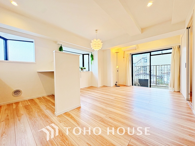 内装 ここはみんなが集い、食事と楽しい会話が始まる場所。話に夢中になりすぎて、ついつい時を忘れ、夜半過ぎになってしまう。そんな束の間の幸せを感じさせてくれます。