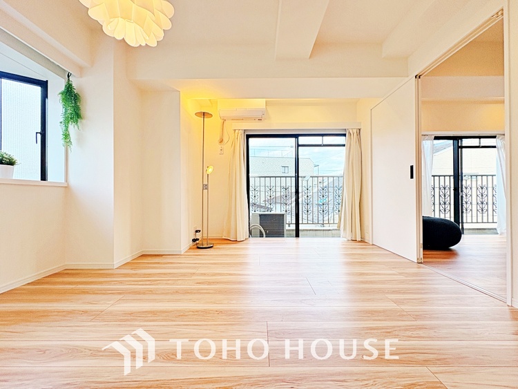 内装 使いやすく、明るい洋室に仕上がります。子供部屋や趣味のお部屋にご利用できます。ご自身で家具などを配置し、素敵な空間を創り上げられます。