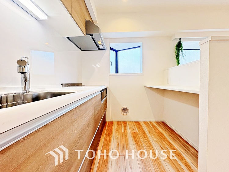 キッチン 手元の収納から、足元の収納までが全てスライド式で、奥のスペースまで有効に活用できます。奥まで上から見渡せるので、たまにしか使わない調理器具もサッと取出せます。