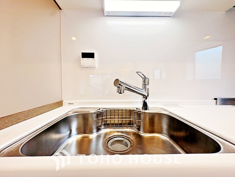 キッチン ◆愛育◆キッチンは家族の絆を育む大切な空間。シンプルで使い易いSystemKitchenで愉しく作る料理は愛情のある美味しいご馳走に。家族で使える広々としたダイニングキッチンです。