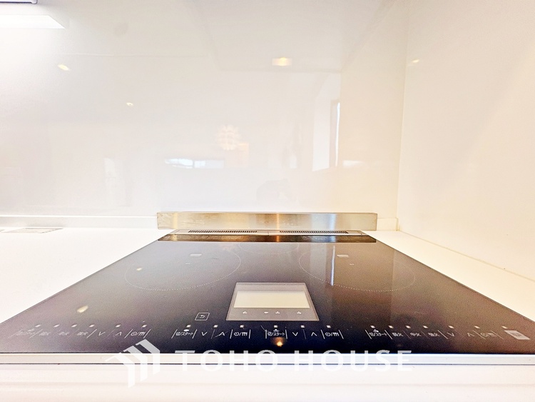 キッチン キッチンは家族の絆を育む大切な空間。シンプルで使い易いシステムキッチンで愉しく作る料理は愛情のある美味しいご馳走に。家族で使えるダイニングキッチンです。