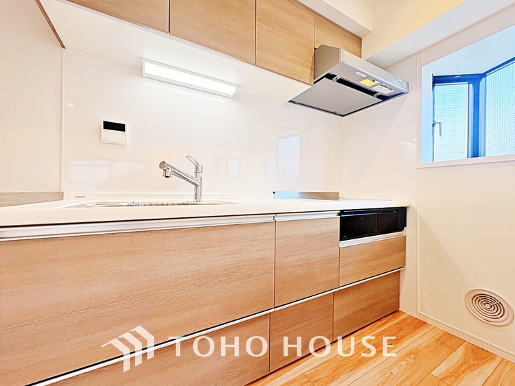 キッチン 広々としたキッチンのシンクは、料理の準備と片付けを楽にし、使いやすさを最大限に引き立てます。