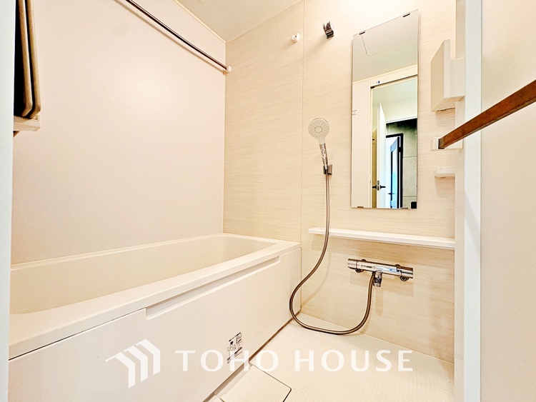 風呂 【浴室】《一日の疲れを落としてくれる場所は、落ち着く場所でなければならない》　高級感溢れるカラーと大きさ・柔らかな曲線で構成された半身浴も楽しめるバスタブが心地よさをもたらします。