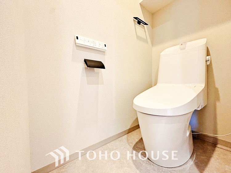 トイレ 清潔感あるホワイト調のクロスと温もり溢れるモダンカラーの床材が見事に調和した本邸宅は、毎日の生活を少しでも快適に過ごして頂ける様に落ち着いた雰囲気作りから行っています。
