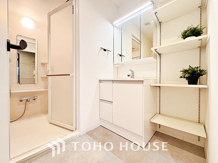 洗面 気持ちの良い朝をつくりだし、夕方には笑顔を取り戻させてくれるミラー。パウダールームはいつでも本来の自分を取り戻せる空間。明るく仕上げてあります。