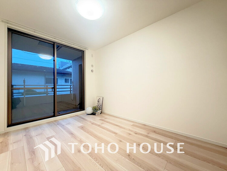 内装 採光もある洋室は、くつろぎのひと時を過ごすのにぴったり