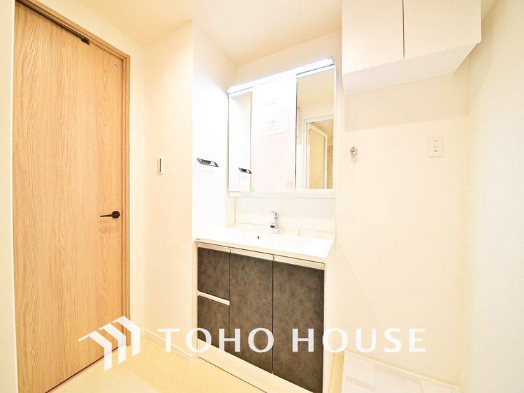 洗面 白を基調とした清潔感のある洗面室で朝の身支度を