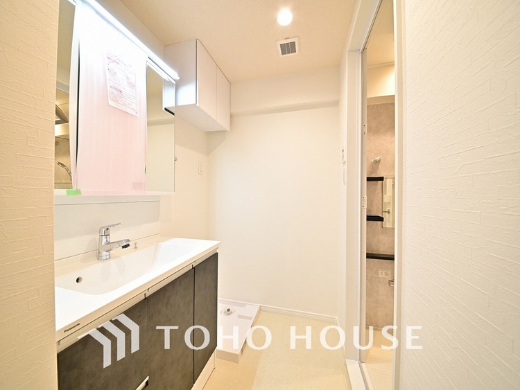 洗面 落ち着きのある色合いでまとめられた洗面室