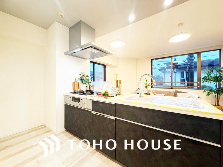 キッチン 落ち着きのあるカラーで統一された清潔感と気品が溢れるキッチン