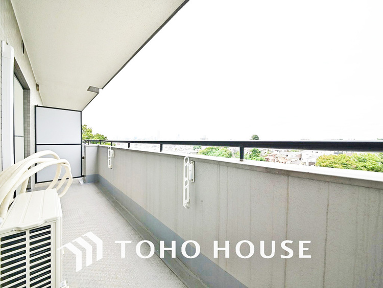 バルコニー 日当たりの良いバルコニーで晴れの日の洗濯物も楽しみになりますね