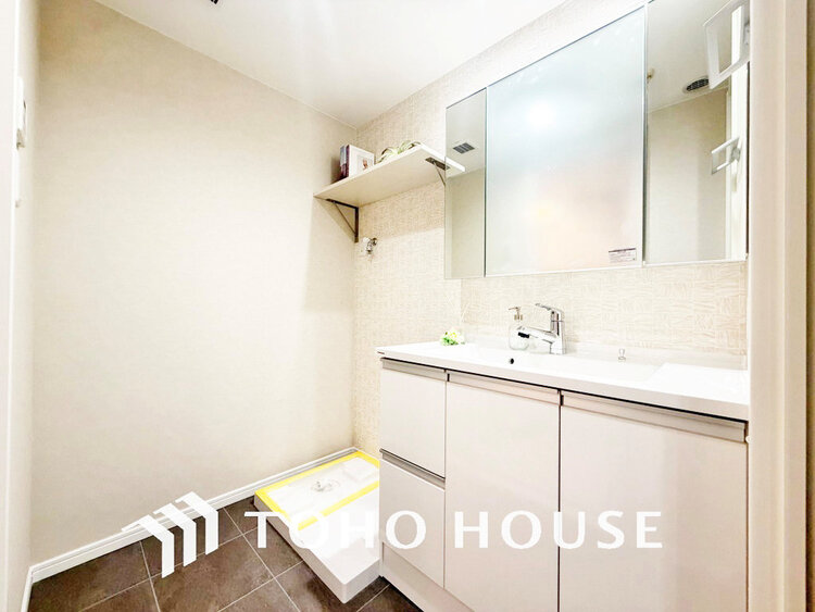 洗面 白を基調とした清潔感のある洗面室で朝の身支度を