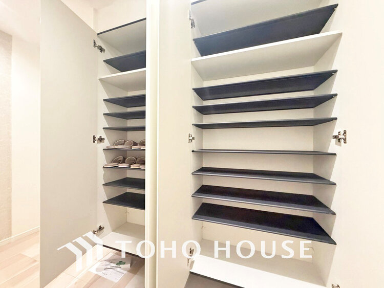 玄関 天井まである玄関収納はご家族分の履物も余裕で収納可能