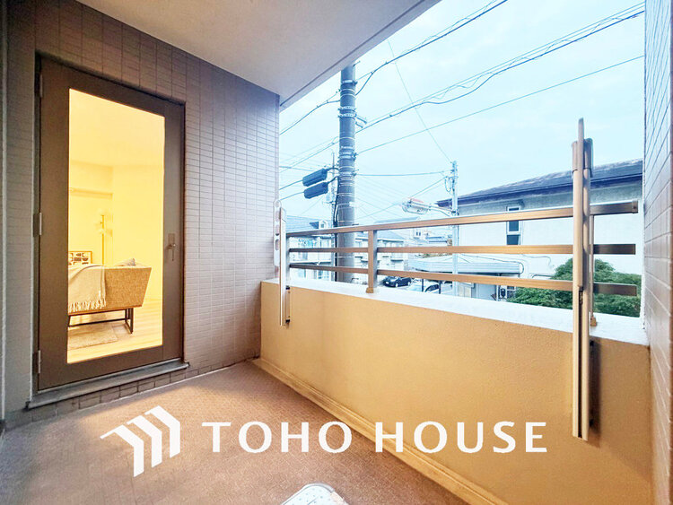 バルコニー 日当たりの良いバルコニーで晴れの日の洗濯物も楽しみになりますね