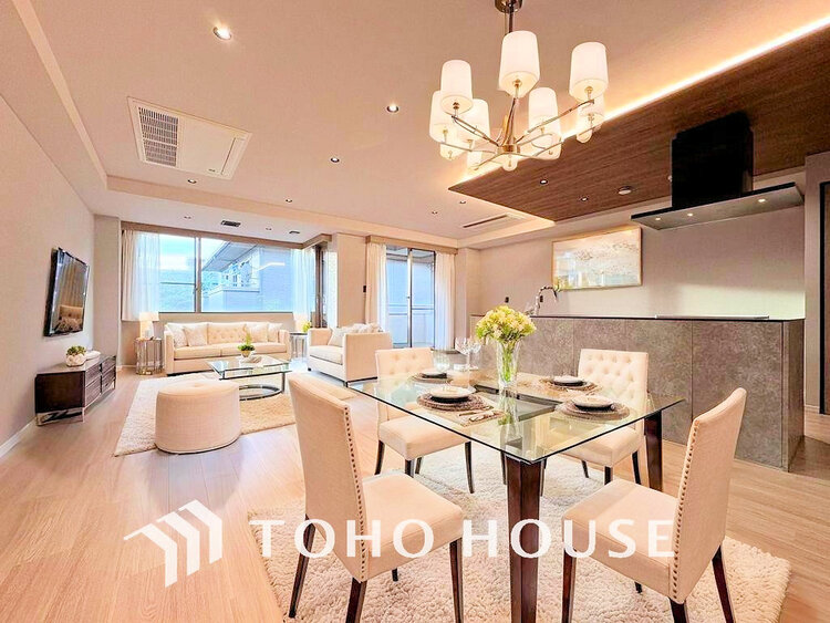 内装 広がりのある住空間、家族が集まるリビング・ダイニング(家具は全てCGです)