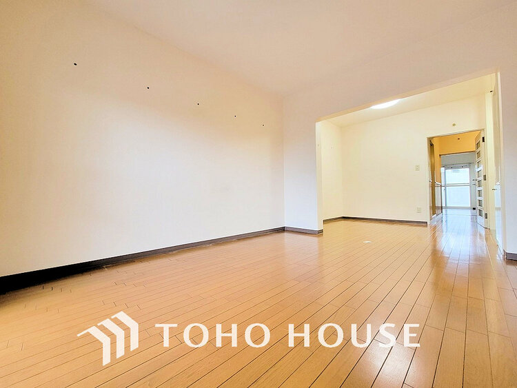 内装 広がりのある住空間、家族が集まるリビング・ダイニング〜リノベ前の写真です〜