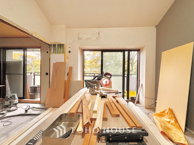 内装 【改装中】ここにはみんなが集い、食事と楽しい会話が始まる。話に夢中になりすぎて、ついつい時を忘れ夜半過ぎになってしまう。