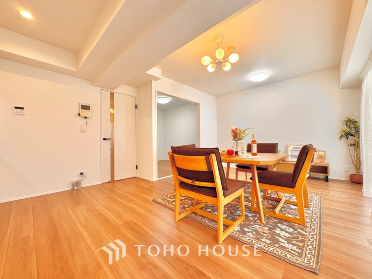 内装 ここにはみんなが集い、食事と楽しい会話が始まる。話に夢中になりすぎて、ついつい時を忘れ夜半過ぎになってしまう。