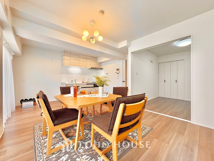 内装 ここにはみんなが集い、食事と楽しい会話が始まる。