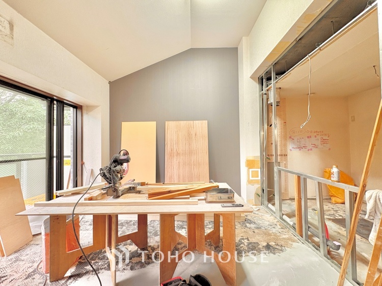 内装 【改装中】ここにはみんなが集い、食事と楽しい会話が始まる。話に夢中になりすぎて、ついつい時を忘れ夜半過ぎになってしまう。そんな束の間の幸せを感じさせてくれる場所でありたい。