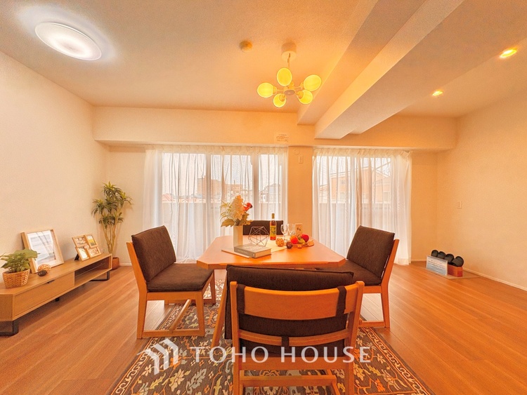 内装 ここにはみんなが集い、食事と楽しい会話が始まる。話に夢中になりすぎて、ついつい時を忘れ夜半過ぎになってしまう。そんな束の間の幸せを感じさせてくれる場所でありたい。