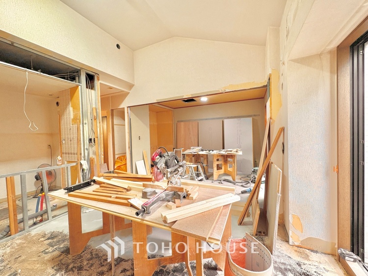 内装 【改装中】ここにはみんなが集い、食事と楽しい会話が始まる。話に夢中になりすぎて、ついつい時を忘れ夜半過ぎになってしまう。